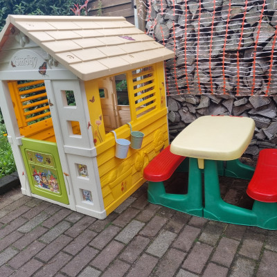 Spielhaus mit Essecke Spielhaus mit Essecke